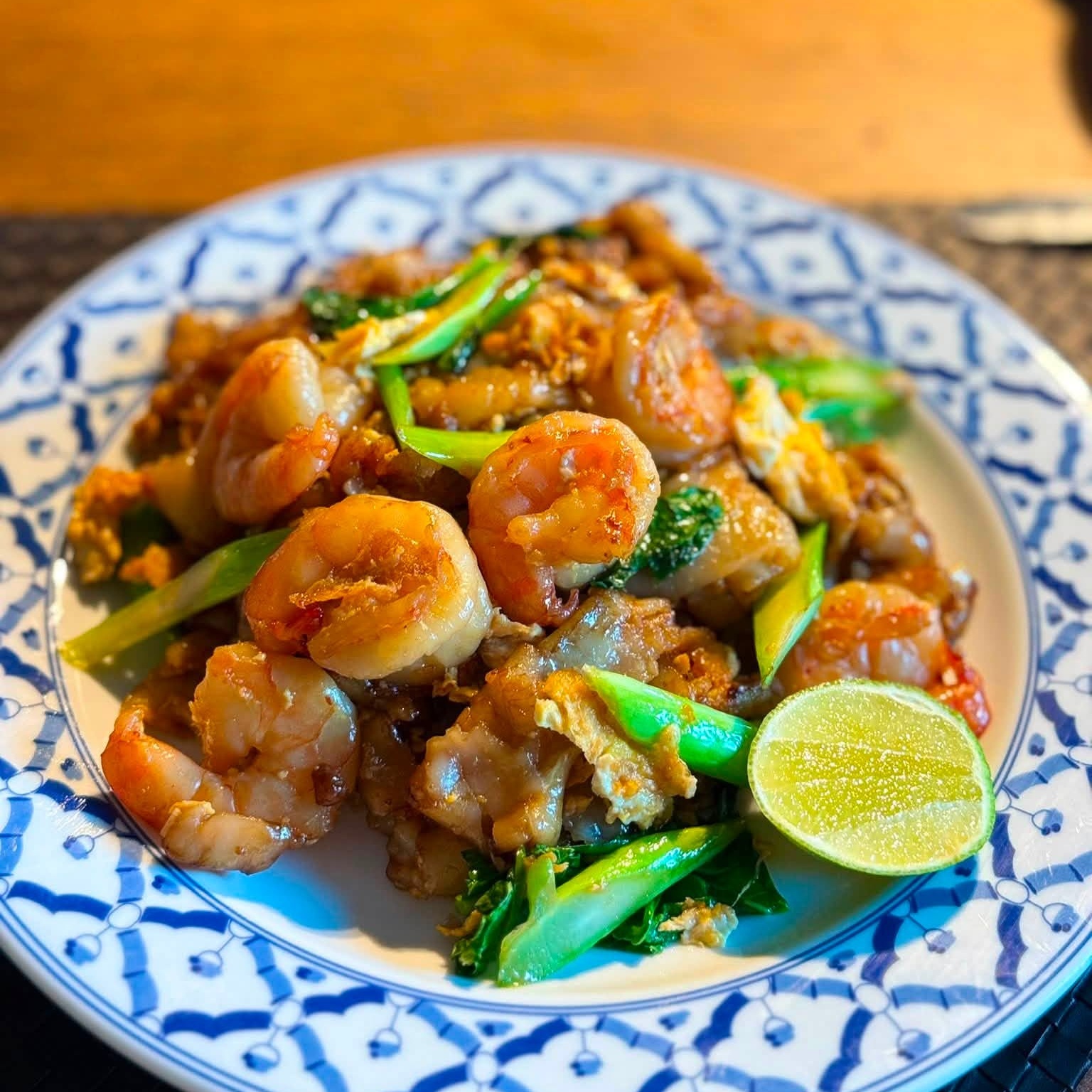 Gebakken rijstnoedels met scampi
