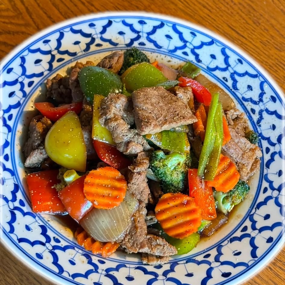 Wokgerecht met rundvlees en groenten
